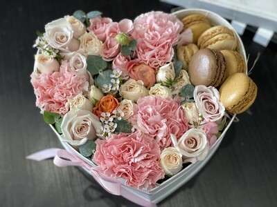 Gift Set With Flowers And Macaroons