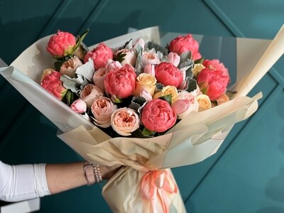 Peonies love | HAND-CRAFTED EUROPEAN BOUQUET WITH ROSES, PEONIES AND TULIPS