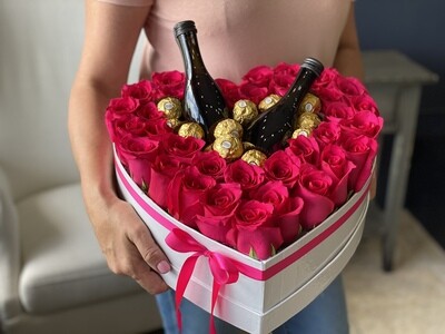 GIFT SET WITH ROSES, CHAMPAGNE AND CHOCOLATES