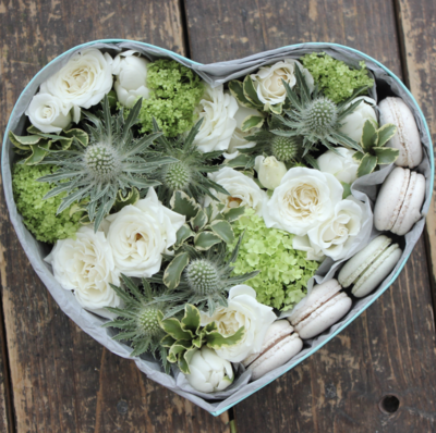 WHITE AND GREEN GIFT SET WITH FLOWERS AND MACAROONS