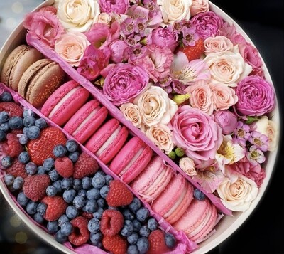 GIFT SET WITH FLOWERS, BERRIES AND MACAROONS