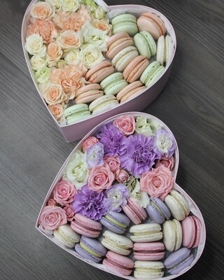 PERFECT SET. 2 BOXES  WITH FLOWERS AND MACAROONS