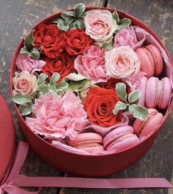 COLORFUL BOX  WITH FLOWERS AND MACAROONS