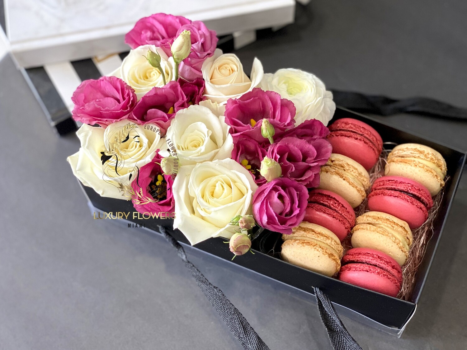 BOX  WITH FLOWERS AND 8 MACAROONS