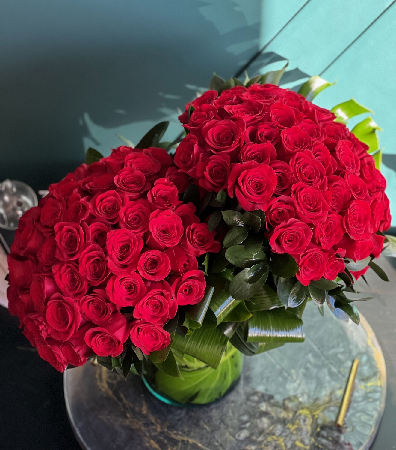 100 RED ROSES ARRANGEMENT IN A CLEAR VASE