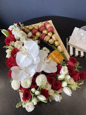 Floral Gift Set with Flowers and champagne