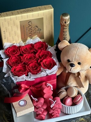 "Te Amo Mucho" -Gift set with preserved roses, champagne and chocolates