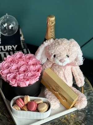 "My Pinky Love" -Gift set with preserved roses, champagne, chocolates and plus toy
