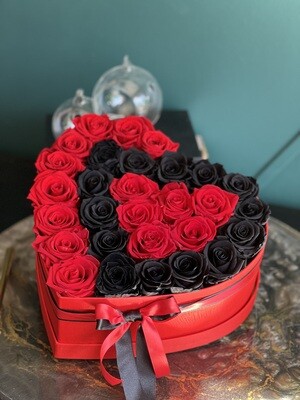 Everlasting roses in a box