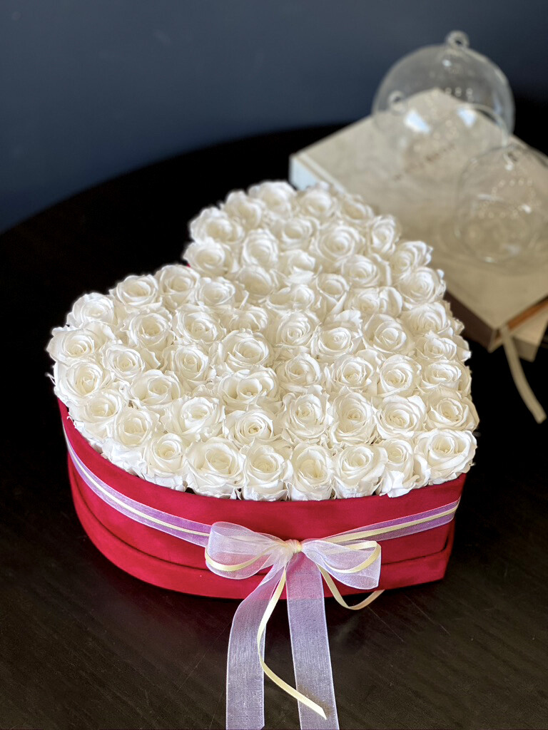 Heart-Shaped box with MINI Forever roses
