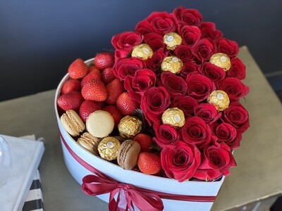 GIFT SET WITH ROSES, STRAWBERRY AND CHOCOLATES