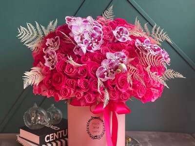 Magenta Fiesta | Box with roses and orchids