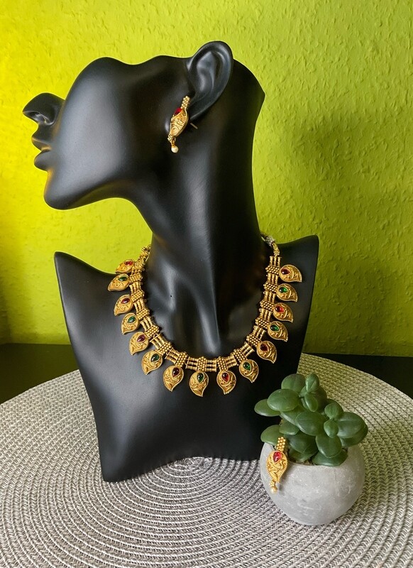 Mango shaped chocker set with a green and red stone Mango shaped chocker set with a green and red stone