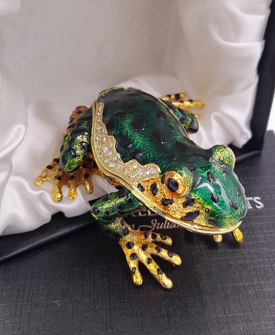 Charming frog trinket box