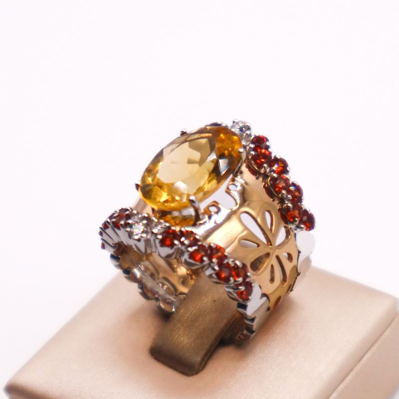 Anello “Aurora Dorata” in oro con citrino centrale e dettagli preziosi