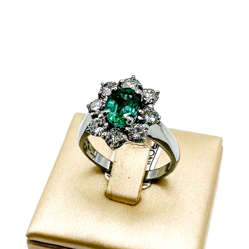 Anello “Fiore di Smeraldo” in oro bianco con diamanti