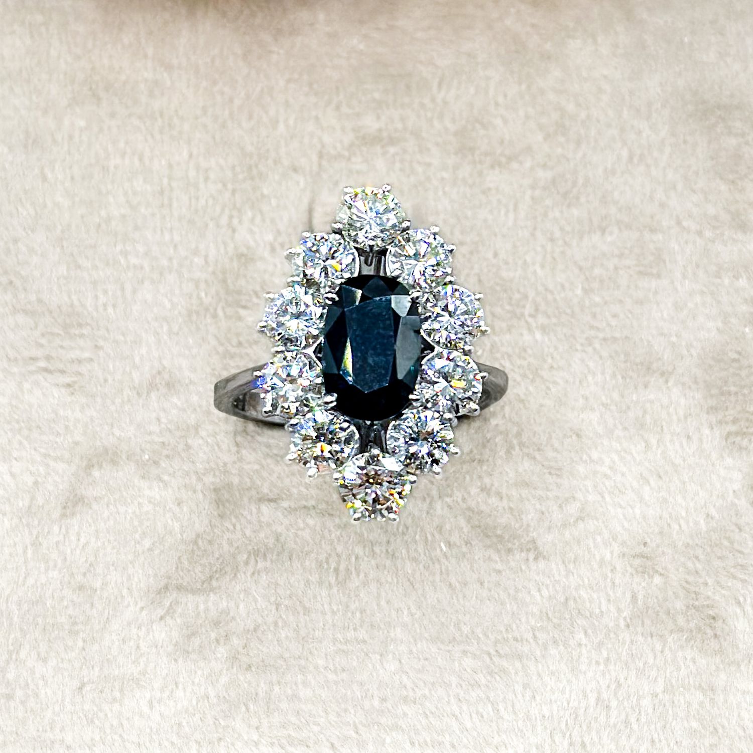 Anello “Notte Stellata” in oro bianco con zaffiro e diamanti