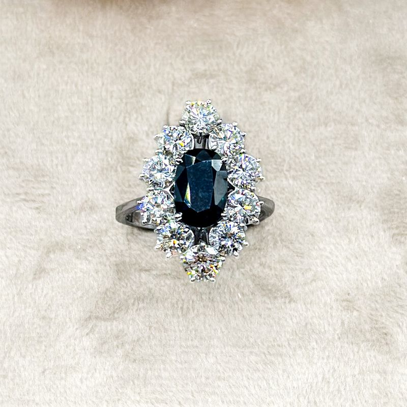 Anello “Notte Stellata” in oro bianco con zaffiro e diamanti