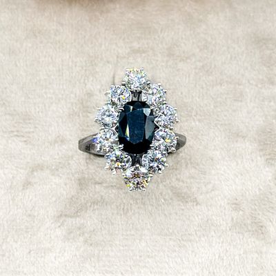 Anello “Notte Stellata” in oro bianco con zaffiro e diamanti