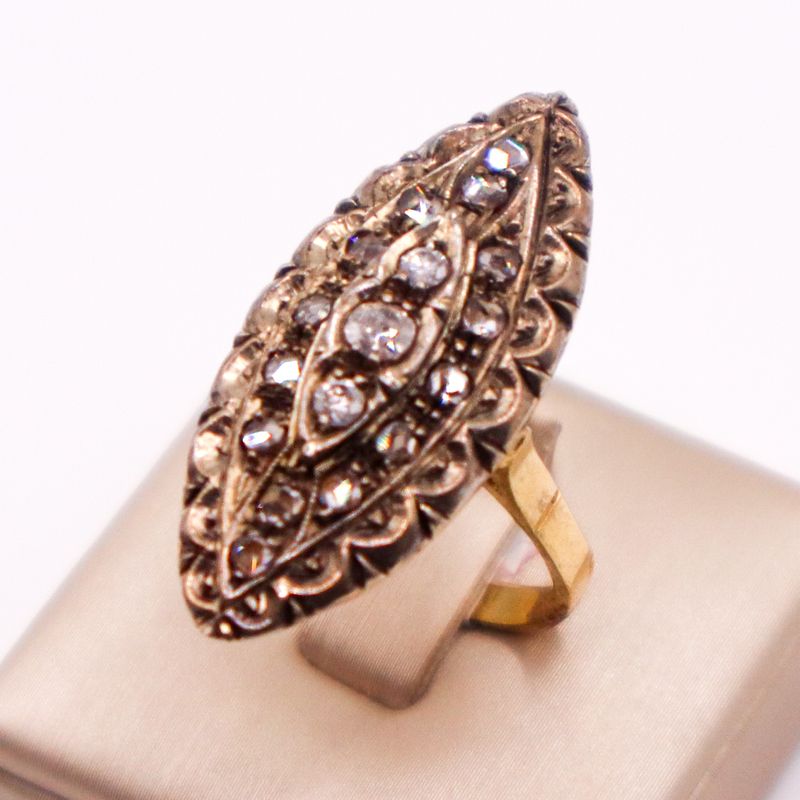 Anello vintage anni ’30 in oro giallo 18 kt, con montatura allungata a forma di navette interamente decorata da diamanti inca