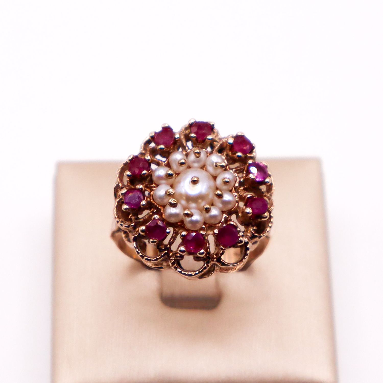 Anello vintage anni ’30 in oro 14 kt con perle centrali e rubini a contorno in design floreale
