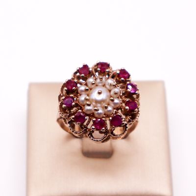 Anello vintage anni ’30 in oro 14 kt con perle centrali e rubini a contorno in design floreale