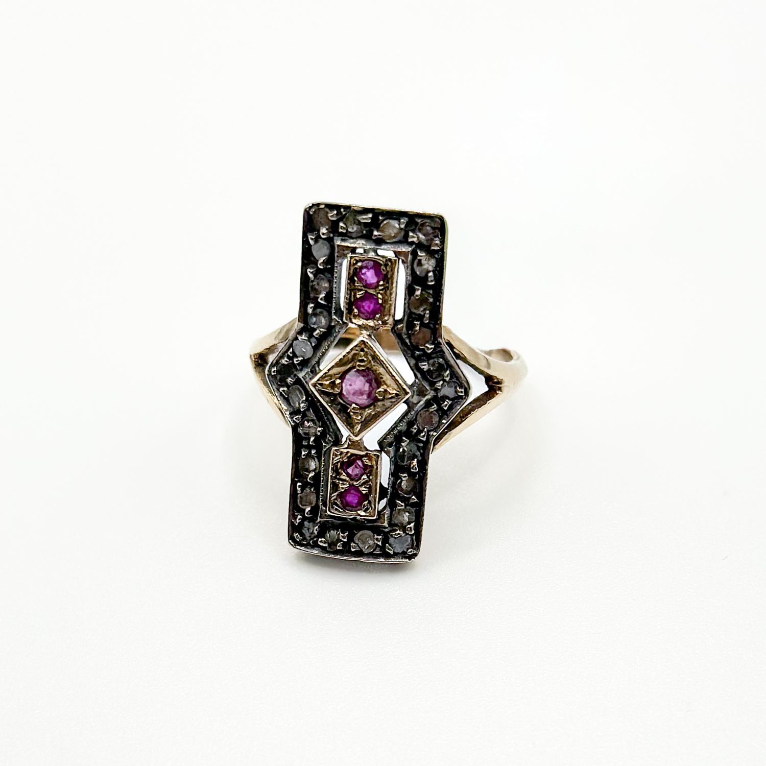 Anello vintage anni ’30 in oro 14 kt con rubini e diamanti in montatura geometrica Art Déco.