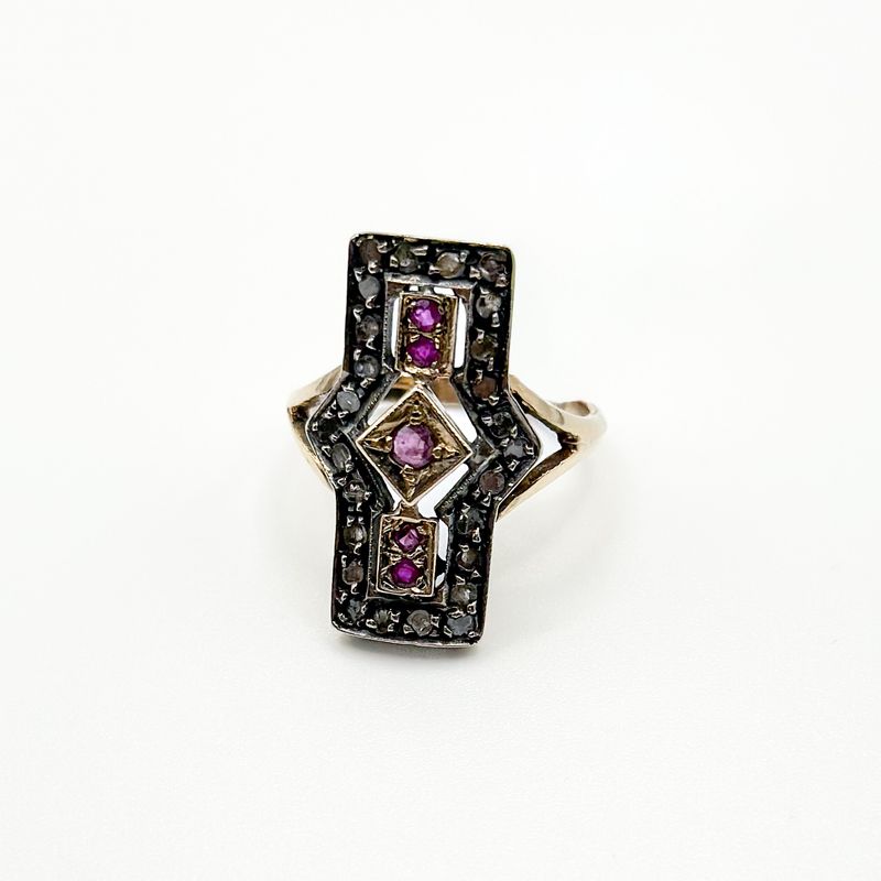 Anello vintage anni ’30 in oro 14 kt con rubini e diamanti in montatura geometrica Art Déco.