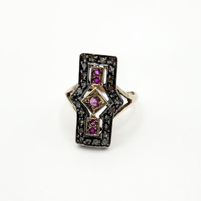 Anello vintage anni ’30 in oro 14 kt con rubini e diamanti in montatura geometrica Art Déco.