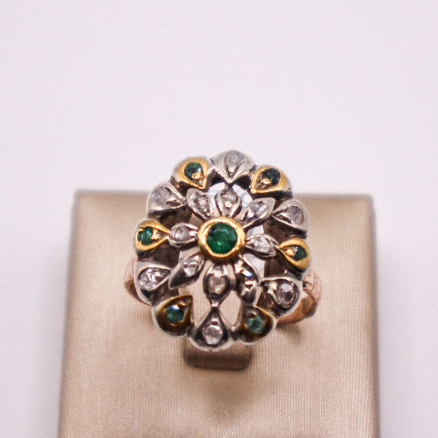 Anello vintage anni ’30 in oro 18 kt con smeraldo centrale e contorno floreale di diamanti e smeraldi.