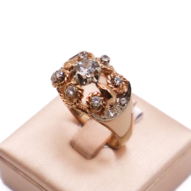 Anello vintage in oro 18 kt con zaffiri bianchi incastonati in montatura barocca a rilievo.