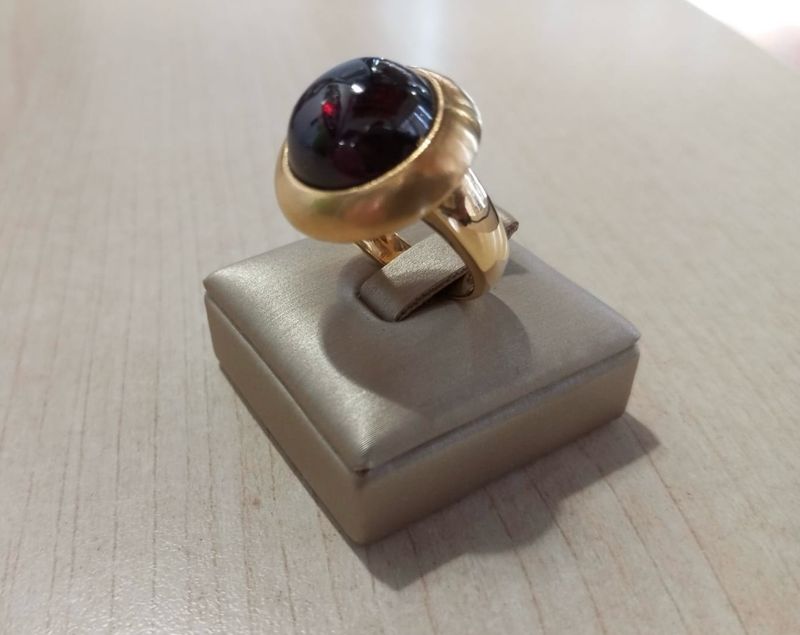 Anello oro 18karati e granato Anello oro 18karati e granato