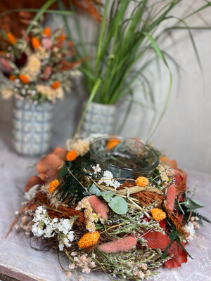 Blumenkranz Rusty - gebranntes Orange-braun - Hopfenkranz mit Trockenblumendeko und Glas