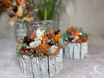 Blumengesteck mit Kerze , Rusty im Holzgefäß, Tischdeko