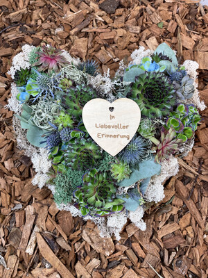 Hochwertiges Trauer Blumenherz aus Sukkulenten, Moose und Trockenblumen - Eine liebevolle Erinnerung für Grabschmuck und Trauerschmuck