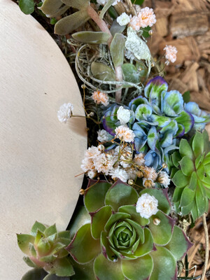 Liebevoller Blumenkranz- Trauerkranz aus Sukkulenten, Moose und Trockenblumen - Eine liebevolle Erinnerung für Grabschmuck und Trauerschmuck