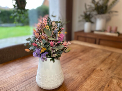 Frühlingshafte Trockenblumensträuße mit frischem Grün - Das ideale Geschenk für die Frau. Verschönere dein Zuhause mit einem blumigen Blumenstrauß in Pastellfarben!