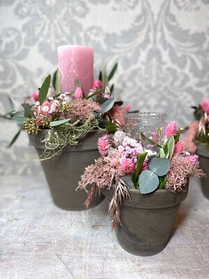 Hochwertige Trockenblumengestecke mit Kerze für stilvolle Tischdeko zu Feierlichkeiten - das perfekte Geschenk