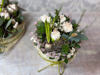 Blumengesteck aus frischen Schnittblumen: Frühlingshafte Tischdeko und eine Geschenkidee zum Geburtstag oder zur Frühlingsdekoration.