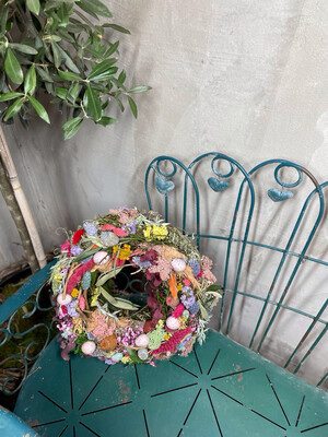 Türkranz Frühling mit Trockenblumen und rosa Wachteleier Ostern modern-bunt-Trockenblumenkranz Tisch Blumenkranz-ausgefallene Tischdeko-Trockenblumen-haltbar