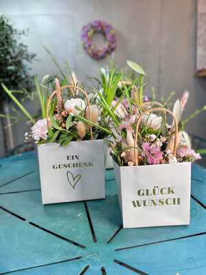 Frühlingsgesteck aus frischen Schnittblumen und Trockenblumen in einer personalisierten, bunten Tasche - Perfekte zum Geburtstag als Geschenkidee oder für Valentinstag,Ostern und Muttertag.