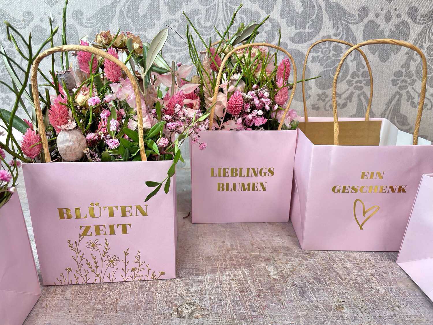 Frühlingsgesteck aus rosa Trockenblumen in einer Tasche Blumiges Trockenblumengesteck und personalisierte Geschenkidee für Ostern und Muttertag.