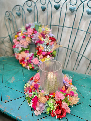 Trockenblumenkranz bunt aus konservierten Blüten, Blumenkranz für den Tisch oder als Türkranz