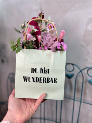 Bunte und personalisierte Frühlingsgestecke aus Trockenblumen als Geschenkidee für die Feiertage oder als Geschenk für deine Frau oder Freundin.