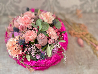 Blumengesteck aus frischen Schnittblumen: Frühlingshafte Tischdeko und eine Geschenkidee zum Geburtstag oder zur sommerlichen Dekoration