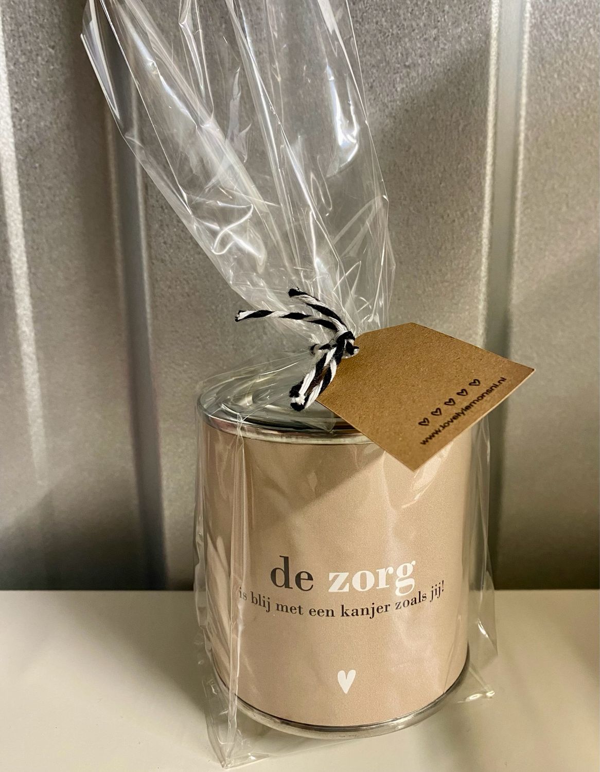 Cadeaublikje gevuld met snoepjes - De zorg is blij met een kanjer zoals jij! Cadeaublikje gevuld met snoepjes - De zorg is blij met een kanjer zoals jij!