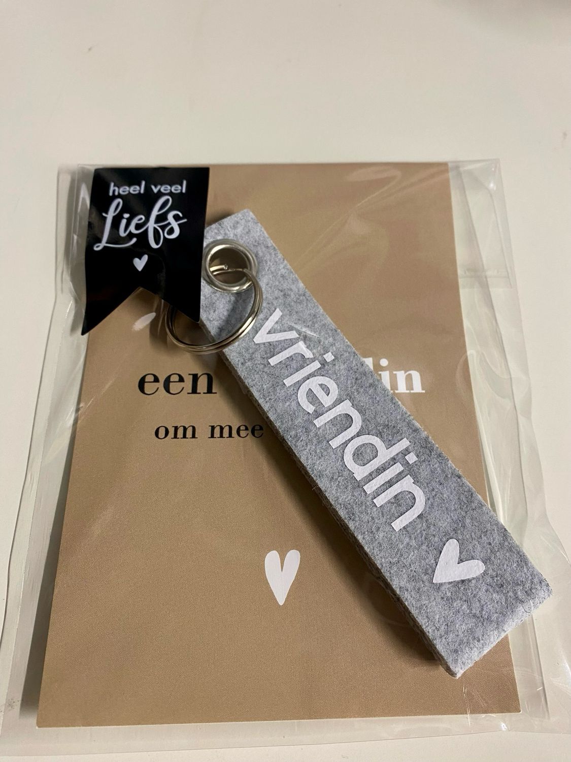 Seq Lifestyle Cadeauset Ansichtkaart & Sleutelhanger Een Vriendin Om Mee Te Lachen