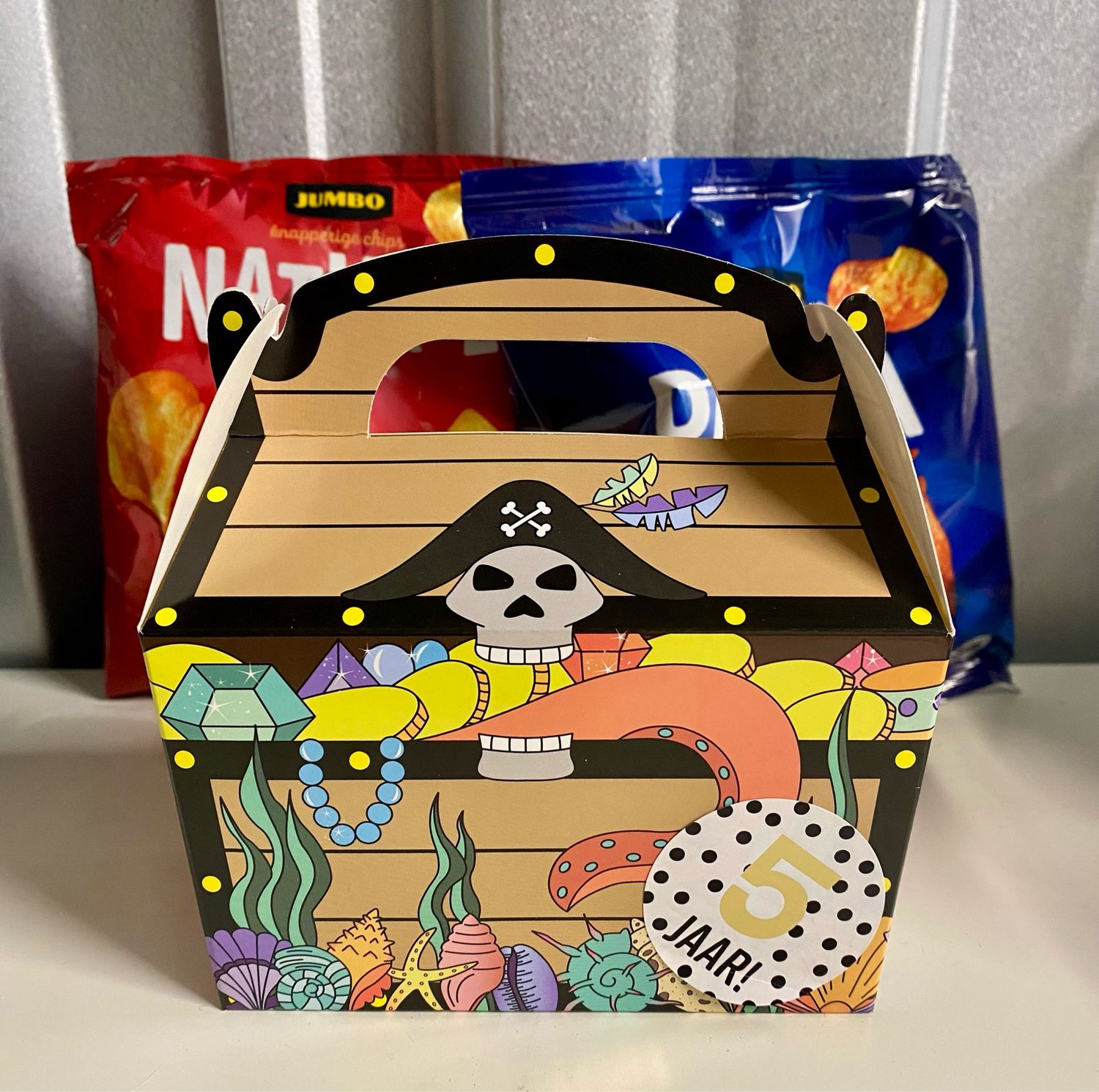 Traktatiedoosje Met Zakje Chips Piraten