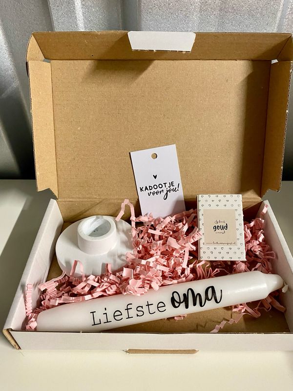 Cadeaudoosje Liefste Oma Kaars, Kaarshouder En Lucifers