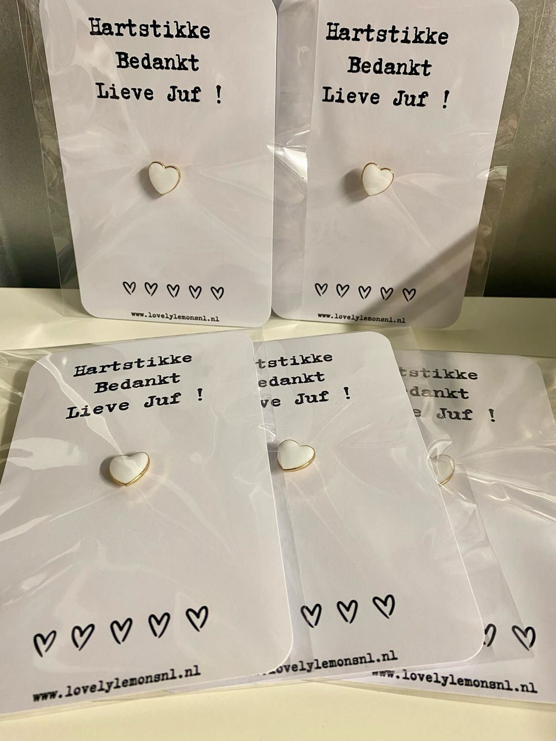 Kaartje Met Hartjes Pin - Hartstikke Bedankt Lieve Juf! Kaartje Met Hartjes Pin - Hartstikke Bedankt Lieve Juf!